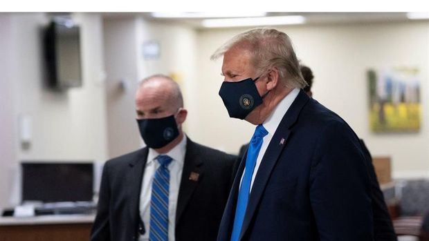 En la imagen, el presidente de EE.UU., Donald Trump usa mascarilla durante una visita al hospital militar Walter Reed. 