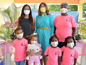 Isabel Reynoso, Maria Elena Beltrán, Yocary Valerio y las niñas Eva, Smailyn, Naioni y Luna.