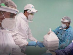 Representantes de LAM entregan raciones al personal médico de uno de los hospitales de Santo Domingo