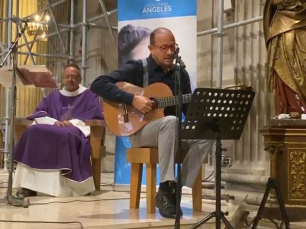 José Antonio Rodríguez y Monika Despradel despiden a su hijo Sebastián en un emotiva ceremonia en París.