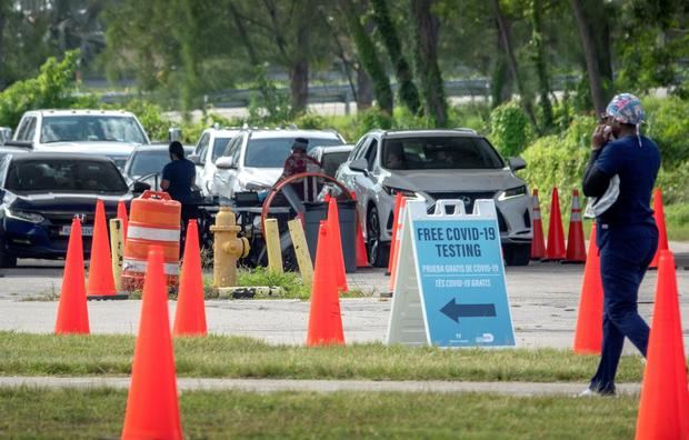 Autoridades sanitarias realizan pruebas de covid-19 en el lugar de prueba en el Tropical Park en Miami, Florida, EE.UU.