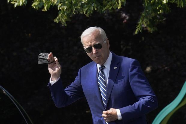 El presidente estadounidense, Joe Biden, camina en la Casa Blanca, en Washington, EE.UU.