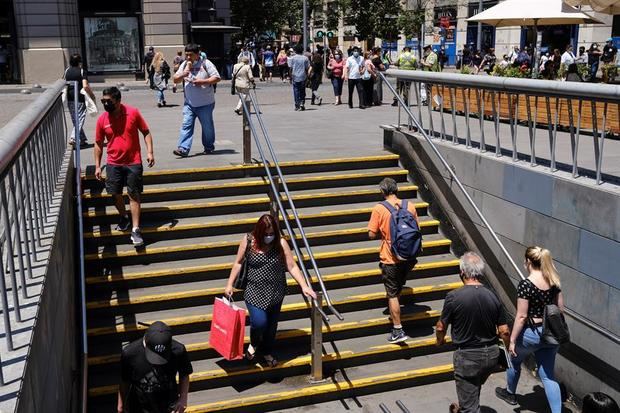 Un grupo de personas accede al metro en Santiago, Chile.