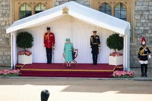 Isabel II celebra su cumpleaños sin multitud y con menos pompa