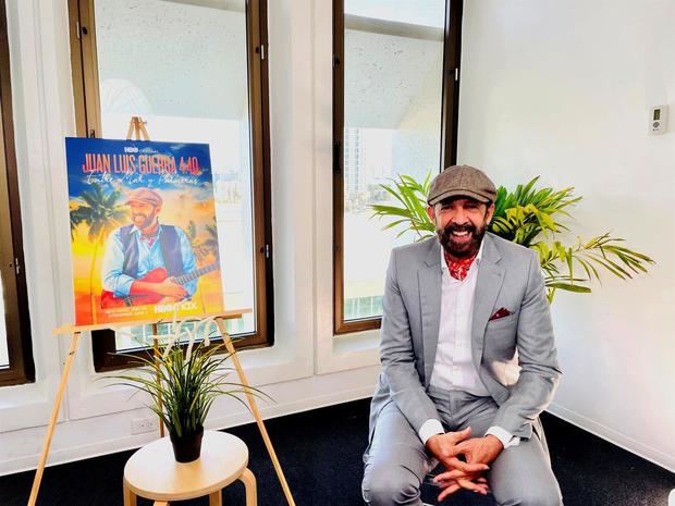 El artista dominicano Juan Luis Guerra posa durante una rueda de prensa sobre el lanzamiento del documental 'Entre el mar y las palmeras' ayer, en Miami Beach, Florida, EE.UU.