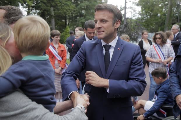 El presidente francés Emmanuel Macron anima a sus partidarios antes de votar en Le Touquet, norte de Francia.