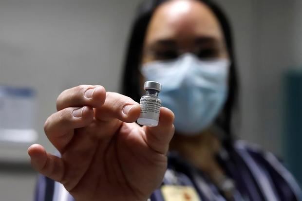 Una enfermera enseña el bote de la vacuna de los laboratorios Pfizer/BioNTech contra la covid-19, el 15 de diciembre del 2020.
