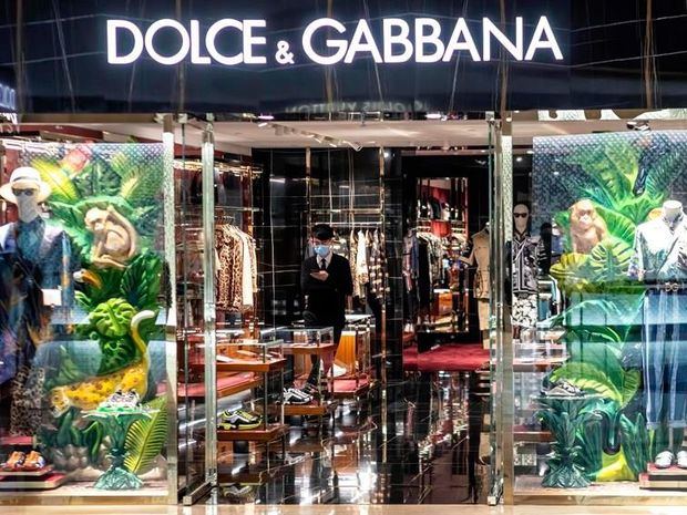La firma Dolce & Gabbana se zambullen en las cristalinas aguas del mar de Sorrento con su colección masculina.