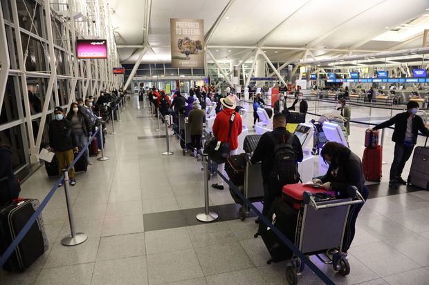 -Dominicanos varados antes del abordaje en el Aeropuerto Internacional John F. Kennedy.