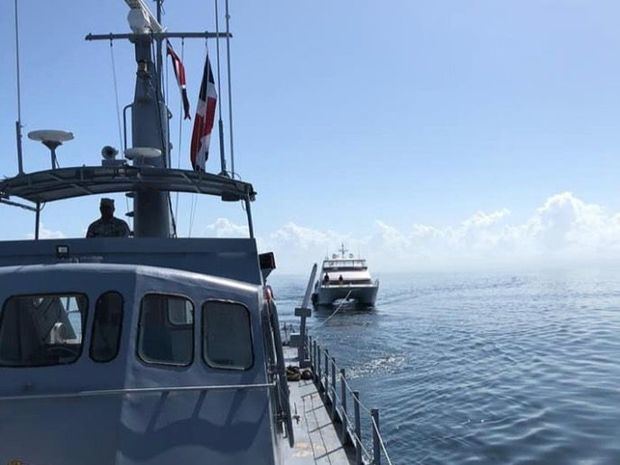 Autoridades dominicanas buscan a 10 personas que naufragaron hace una semana.