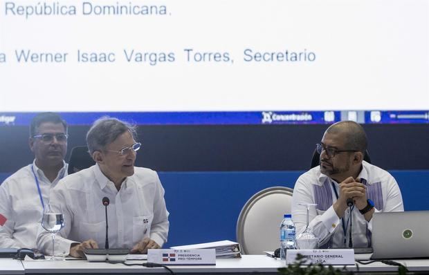 El canciller dominicano, Roberto Álvarez (i) y el Secretario General del SICA, Werner Vargas (d) participan hoy, de la 87ª Reunión Ordinaria del Consejo de Ministros de Relaciones Exteriores del Sistema de la Integración Centroamericana SICA.