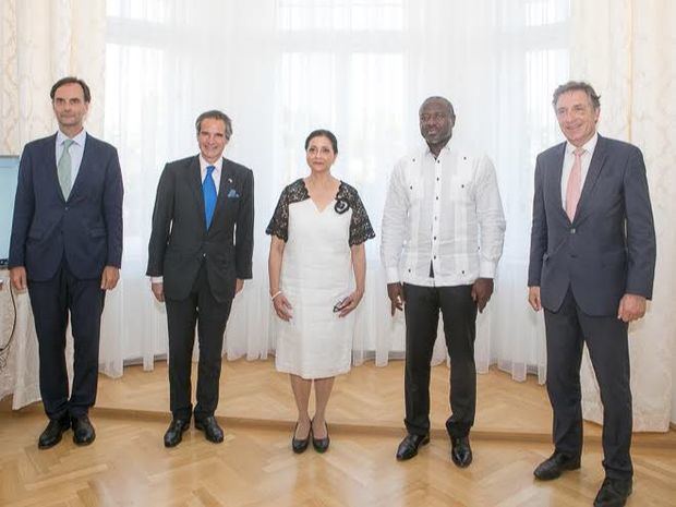 Sr. Andreas Rendl, Director del Departamento para las Américas del Ministerio de Rel. Ext. De Austria; Director General del Organismo Internacional de Energía Atómica (OIEA), Sr. Rafael Grossi; Embajadora Lourdes Victoria-Kruse; Secretario Ejecutivo de la Organización del Tratado de Prohibición Completa de los Ensayos Nucleares (OTPCEN), Dr. Lassina Zerbo; Embajador Enno Drofenik, Director de Protocolo dell Ministerio de Relaciones Exteriores de Austria.