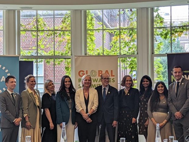 Max Puig y Chadia Abreu junto a directivos de PPAC y la Global Renewals Alliance)