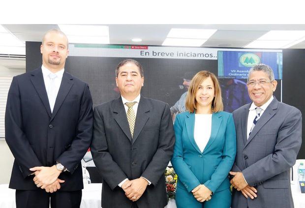 Roberto, Fernández, secretario del consejo de administración de Coopnazonaf; Rafael Piantini, presidente; Gloria Cepeda, presidenta del comité de vigilancia y Jesús Fernández, gerente general.