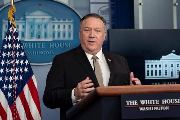 El Secretario de Estado de los EE. UU., Mike Pompeo, habla durante una conferencia de prensa con miembros de la Fuerza de Tarea de Coronavirus en la Casa Blanca en Washington, DC.