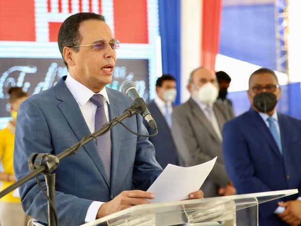 Ministro de Educación, Antonio Peña Mirabal, dirige unas palabras en la inauguración de los centros educativos.