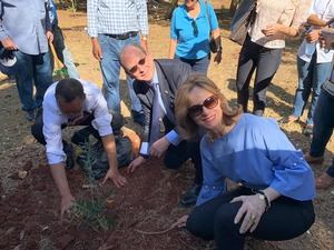 Embajada de Israel realiza siembra de árboles de olivo en el Parque Mirador del Sur