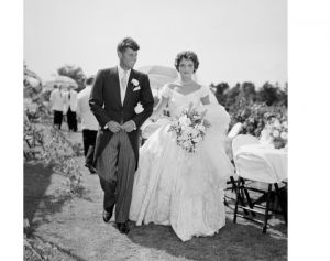 Jacky Kennedy junto a Jonh F. Kennedy el día de su boda.