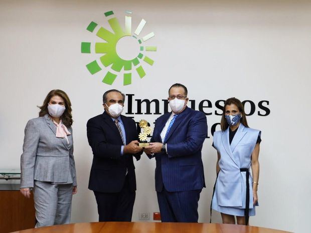 El Ministro de Hacienda, Donald Guerrero; el Director General de Impuestos Internos, Magín Díaz, y el Director General de Aduanas, Enrique Ramírez, recibieron reconocimientos.