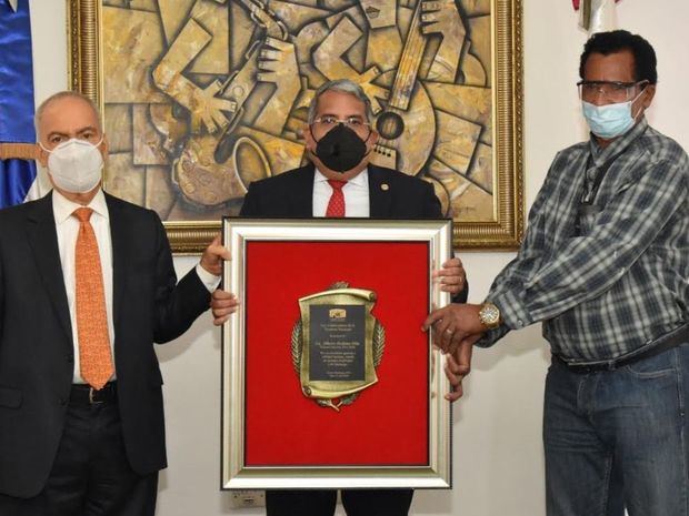 El tesorero nacional, Alberto Perdomo Piña, subtesorero , Conrado Peguero Martínez y Luciano Almonte.