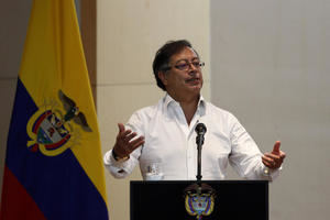El presidente de Colombia, Gustavo Petro, habla durante el acto de reconocimiento de responsabilidad y pedido de perdón por las masacres de Ituango, hoy en Medellín, Colombia.