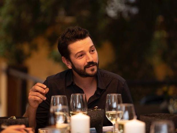 Fotograma cedido este miércoles por Amazon Prime Video que muestra al actor mexicano Diego Luna durante su nuevo programa 'Pan y Circo'. 