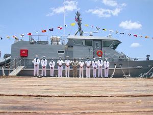 Fue construido por la compañía Metal Shark Boats, de 87 pies de eslora, cuenta con dos motores Caterpillar, entre otras cualidades. 