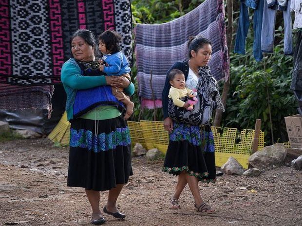 Fotografía de mujeres Tzotziles con su hijos el 8 de agosto de 2020 en San Cristóbal de las Casas en el estado de Chiapas, México.