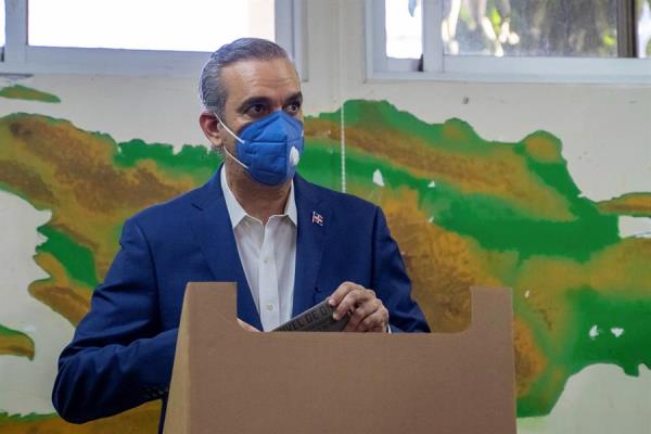 Luis Abinader, candidato presidencial del opositor Partido Revolucionario Moderno (PRM), fue registrado este domingo al votar en las elecciones presidenciales y legislativas, en Santo Domingo (República Dominicana).