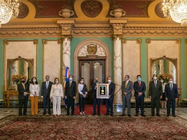 El presidente Danilo Medina recibió un reconocimiento de parte de la Asociación de Industrias de República Dominicana (AIRD), por su invaluable apoyo a la industria nacional e impulsar el crecimiento económico del país durante su gestión de Gobierno.