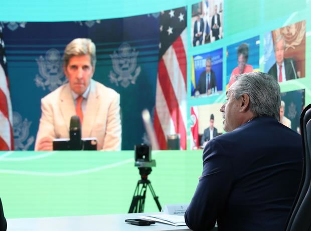 Fotografía cedida este miércoles por la Presidencia Argentina en la que se registró al mandatario Alberto Fernández (d), durante su intervención en la cumbre virtual 'Diálogo de alto nivel sobre acción climática en las Américas', desde Buenos Aires, Argentina.