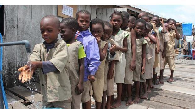 Estos niños en Benin tienen acceso al agua; casi 300 millones más en África no lo tienen.