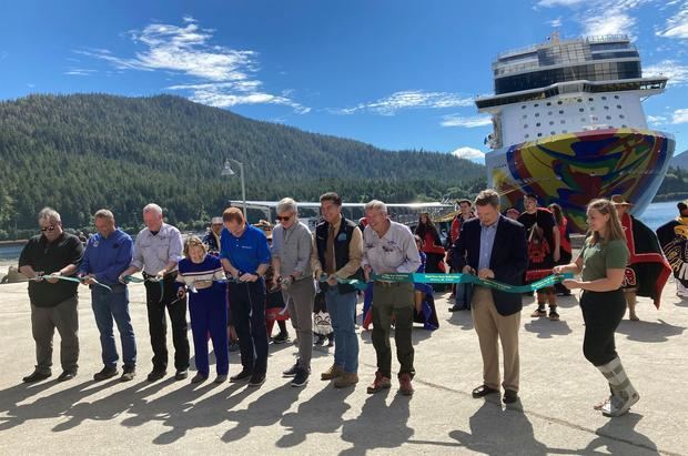 Harry Sommer (5i), presidente de Norwegian Cruise Line (NCL, en inglés), posa con autoridades locales y líderes indígenas, en el nuevo muelle de la empresa este 12 de agosto de 2021, en Ketchikan, Alaska, EE.UU.