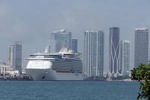 EE.UU. suaviza la alerta sanitaria de la covid-19 para pasajeros de cruceros