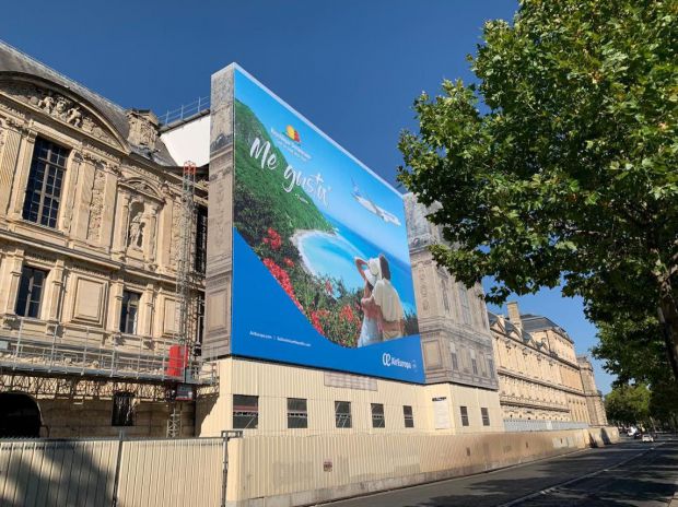 RD se promociona en fachada Museo del Louvre, París, Francia.