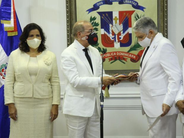 Danilo Medina entrega banda presidencial al presidente del Senado, Eduardo Estralla acompañado de Margarita Cedeño de Fernández, ex vicepresidenta de la República y de representantes del Congreso.