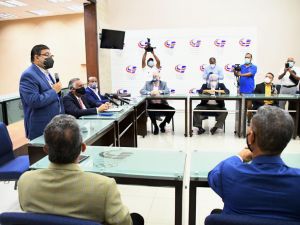 El ingeniero Francisco Camacho, ministro de Deportes, habla durante su participación en la reunión con los ejecutivos del Comité Olímpico Dominicano. 