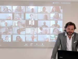 300 profesores universitarios se gradúan de telepresencia en la educación