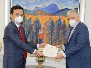 Presidente del Senado de la República, Eduardo Estrella, junto al Excelentísimo Embajador de la República Popular China en República Dominicana, Zhang Run.