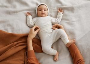 La moda lanza prendas extensibles que se adaptan al crecimiento del bebe