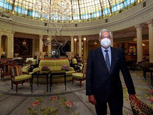 El director del Hotel Palace, Pablo Flores, posa para Efe en el interior del Westin Palace cuya reapertura ha tenido lugar este jueves.