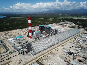 Autoridades municipales de Santana analizan contaminación de Punta Catalina