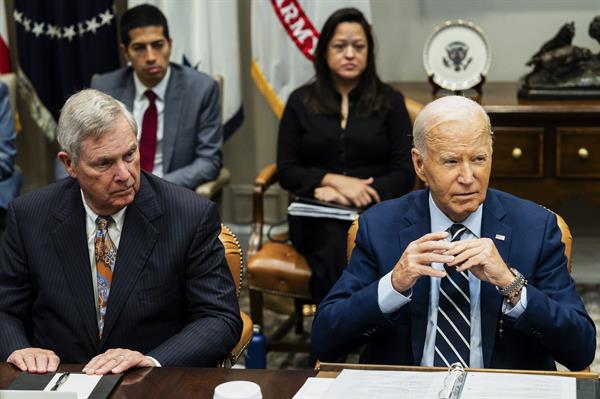 Tom Vilsack, secretario de Agricultura de EE. UU. (i) y el presidente estadounidense, Joe Biden, durante una actualización sobre la respuesta federal a los huracanes Helene y Milton, en la Sala Roosevelt de la Casa Blanca, en Washington, DC, EE. UU. 
