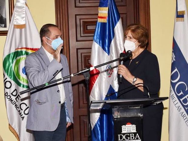 La ministra Carmen Heredia juramenta a Mario Lebrón, como nuevo director general de Bellas Artes.