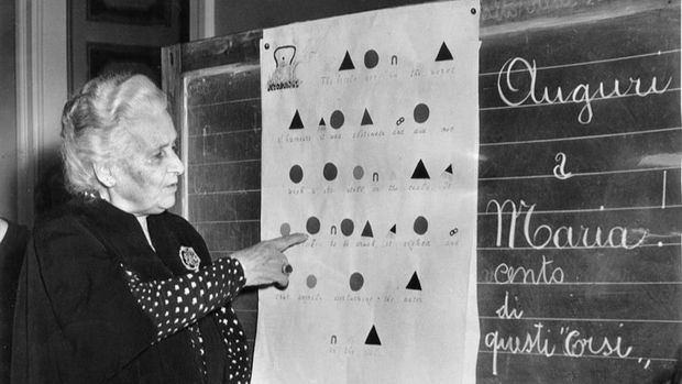 La pedagoga María Montessori explica los símbolos utilizados en su método, en la última clase que dió para profesores en la Universidad de Perugia en 1950.