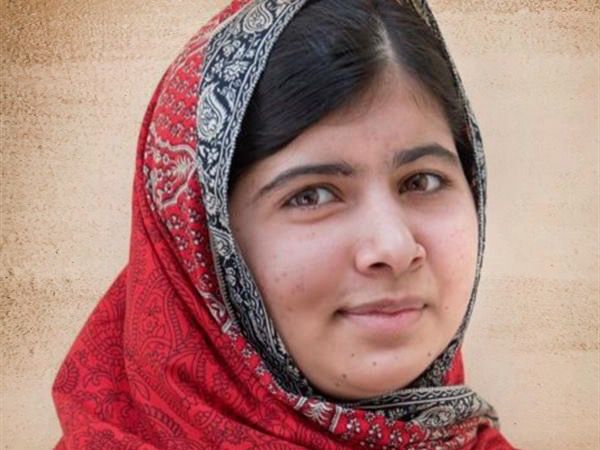 Fotografía cedida hoy por HAY FESTIVAL, que muestra a la premio Nobel de la Paz paquistaní Malala Yousafzai, quien converso con la escritora mexicana Lidya Cacho.