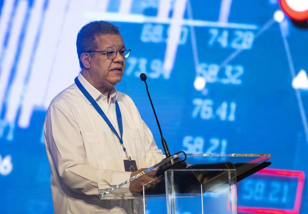 Fotografía de archivo, tomada el pasado 29 de marzo, en la que se registró al expresidente de República Dominicana Leonel Fernández, durante la apertura del 2do Foro Global · Casa de Campo, en La Romana, República Dominicana.
