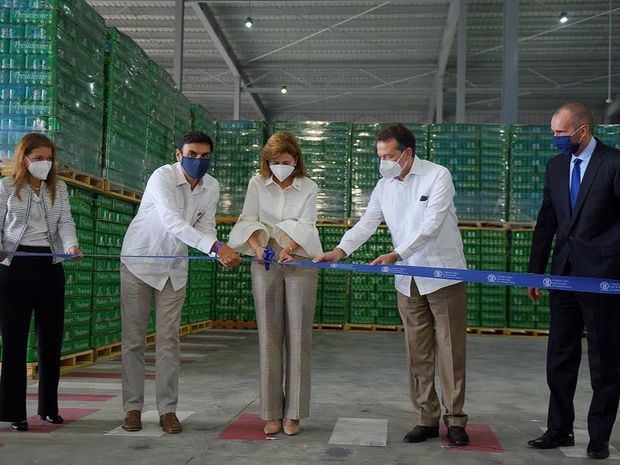 Cervecería inaugura centro de distribución con la presencia de Raquel Peña e Ito Bisonó.