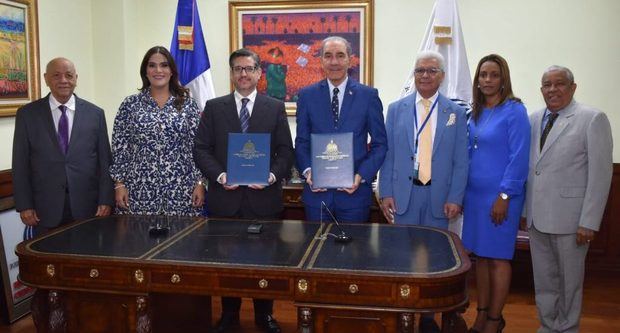 Funcionarios del Ministerio de Educación Superior, Ciencia y Tecnología (MESCYT) suscribió un convenio en conjunto a Spain Business School.