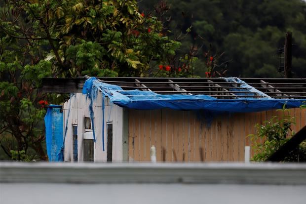Una casa dañada por el paso del huracán María en Vega Alta, Puerto Rico.